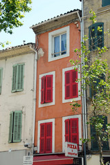 Fototapeta na wymiar Façades et volets colorés rouges et verts, ville de Salon de Provence, département des Bouches-du-Rhône, France