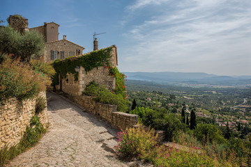 Fototapeta na wymiar Laneway in the medieval hilltop town of Gordes in Provence. France