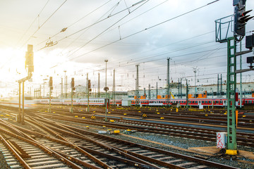 Fototapeta na wymiar Züge fahren auf Schienen am Frankfurter Bahnhof