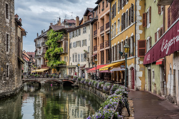 Fototapeta na wymiar Tourists and restaurants in the beautiful town of Annecy