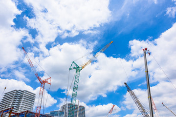 横浜の高層マンションと建設現場 Construction work of high-rise building
