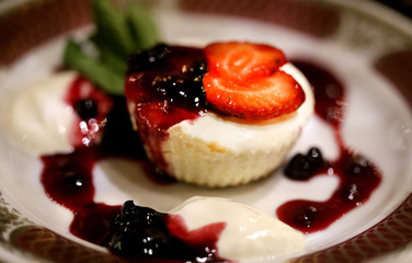 Photo macro curd dessert with strawberries