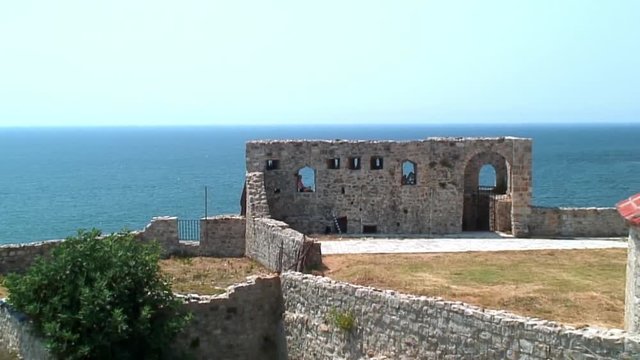 Zoom-Out: Arched Windows of Fortress
