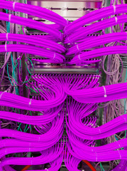 Netzwerk Switch Anschlüsse in einem Serverrack 