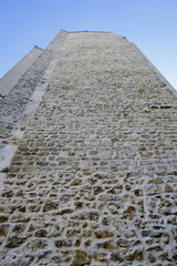 Grand mur de pierre ancien