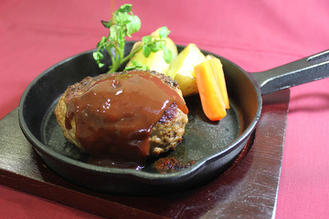 手ごね生ハンバーグ料理