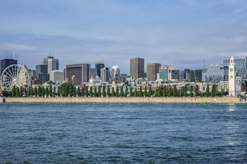 Obraz premium Gorgeous skyline of Montreal as seen across the St. Lawrence River on a sunny day. Montreal, Quebec, Canada.