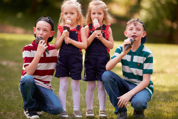 Fototapeta premium The brothers and sisters eating ice creams