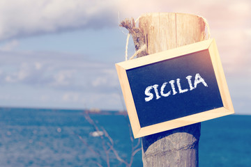 Ein Blick aufs Meer und ein Schild Sizilien