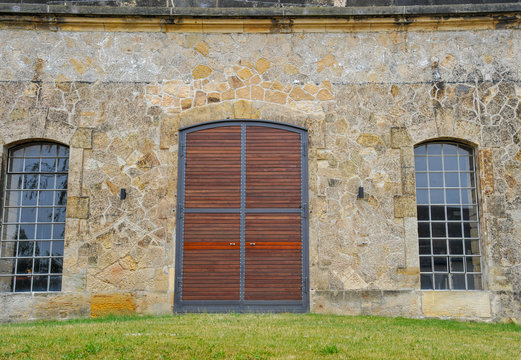 alte scheune fabrikhalle steinmauer sandstein und alte antike holzt&uuml;r scheunentor