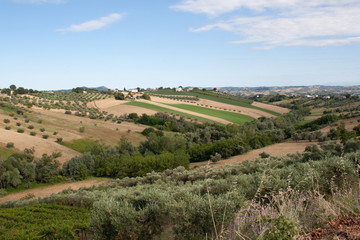 paesaggio di campagna in abruzzo, campo italiano coltivi e prati verdi