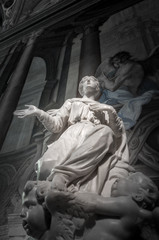 Fototapeta na wymiar Statua di donna in marmo bianco