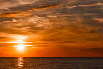 Naklejka premium Romantic sunset over the sea