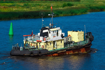 Naklejka premium Old tug ship underway