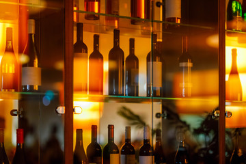 wijnkast met glazen planken en deur en reflectie