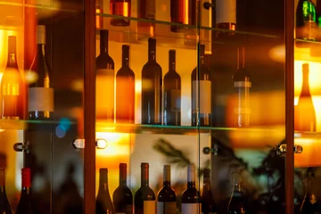 Foto op Plexiglas Wijn wijnkast met glazen planken en deur en reflectie