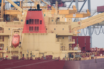 MERCHANT VESSEL - Transhipment of a freighter at the quay in Swinoujscie © Wojciech Wrzesień