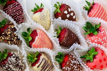 Gift box with strawberries in chocolate.