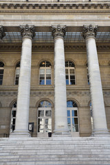 Colonnes du palais de la Bourse à Paris, France