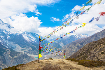 Rijen gekleurde vlaggen over de Himalaya, Nepal.