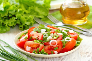 Fresh salad with tomatos and spring onion