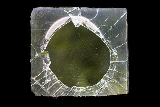 Ingegooide ruit als teken van verval