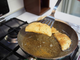 ravioli impanati e fritti in padella