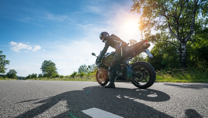 Naklejka premium motocykl na drodze. zabawy na pustej drodze podczas wycieczki motocyklowej / podróży