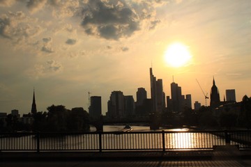 Fototapeta na wymiar Abendstimmung in Frankfurt; Blick von der Ignatz-Bubis-Brücke auf die Silhouette der Bankenmetropole