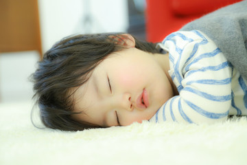 眠る子供