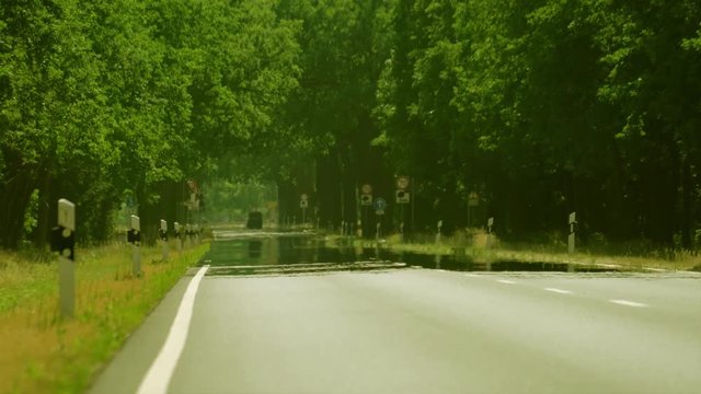 eine Stra&szlig;e in einer deutschen Landschaft flimmert im Sommer an einem sonnigen hei&szlig;en Tag