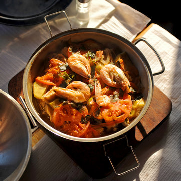 Guiso de cataplana de mariscos, cocina tradicional del Algarve, sur de Portugal
