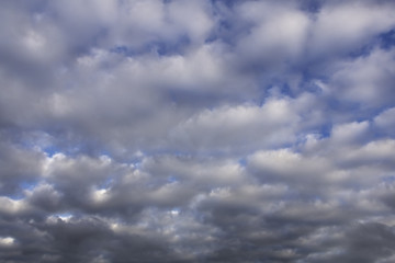 Nuages sombre et ciel bleu 