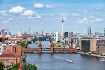 Berlin Luftaufnahme mit Oberbaumbrücke und Fernsehturm - obrazy, fototapety, plakaty