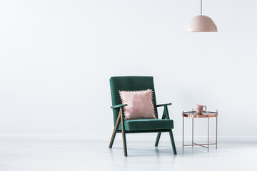 Fototapeta na wymiar Green and pink simple interior