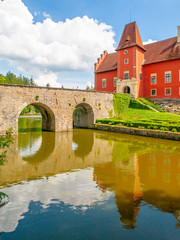 Obraz premium Renaissance chateau Cervena Lhota in Southern Bohemia, Czech Republic. Idyllic and picturesque fairy tale castle on the small island reflected in the romantic lake.