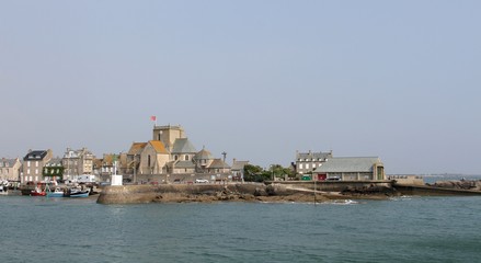 Fototapeta na wymiar le village et le port de Barfleur en Normandie dans le Cotentin