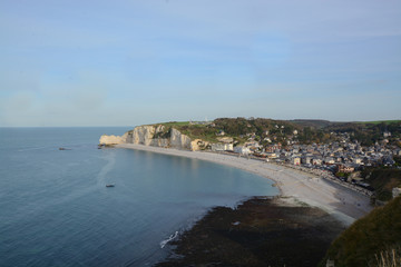 plage d'etretat et du bord de mer avec sa plage et ses maisons en couleur