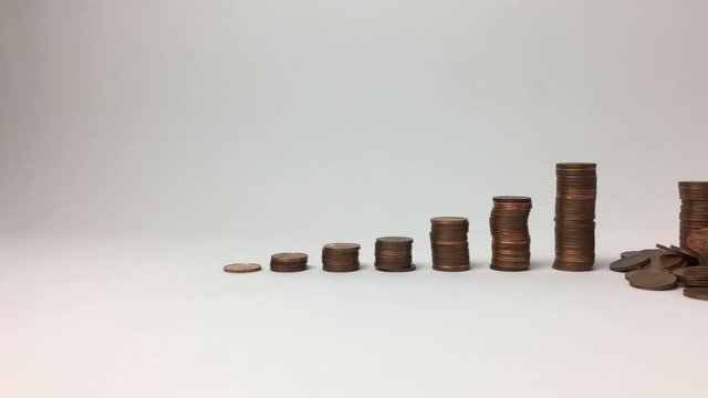 Escena de monedas en fila de menor a mayor.