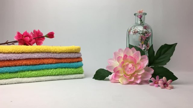 Escena, ropa de la colada recien labada, con flores frescas.