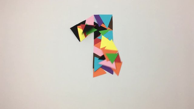 Numero 1 hecho de triangulos de papel de colores.
