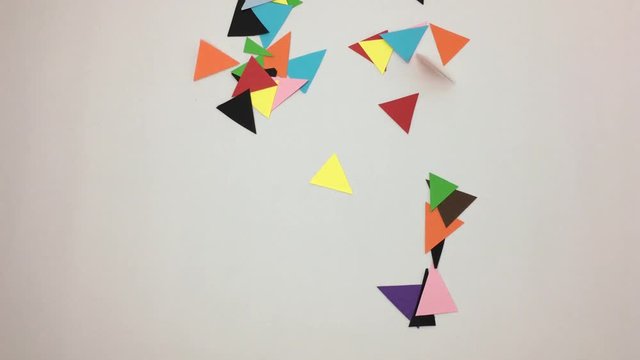 Numero 2 hecho de triangulos de papel de colores.