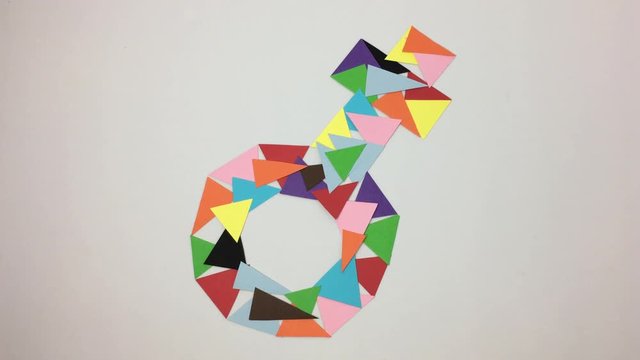 Signo femenino abstracto hecho de triangulos de colores.