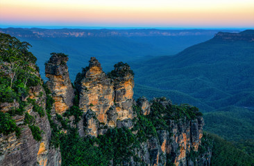 Verbazingwekkend Australisch landschap en Three Sisters-rotsformatie in de Blue Mountains bij zonsondergang