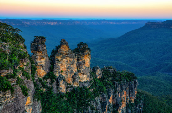 Fototapeta Amazing Australian landscape and Three Sisters rock formation in the Blue Mountains at sunset