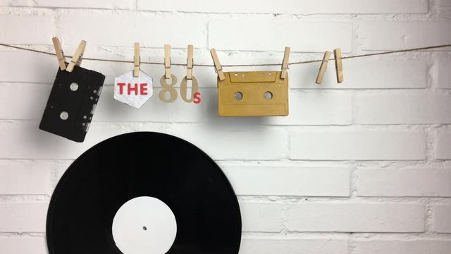 Frase &ldquo;I love 80&rdquo; con objetos relacionados con la musica de esa epoca.