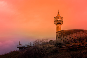 phare de verzenay en couleur sous un ciel coloré et en plan rapproché