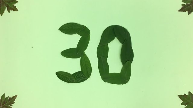 Numero treinta hecho de hojas, se borran con el viento.