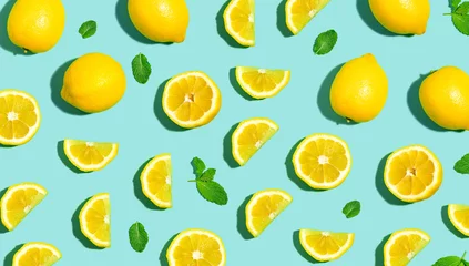 Foto op Plexiglas Vers citroenpatroon op een vlakke ondergrond met felle kleuren © Tierney