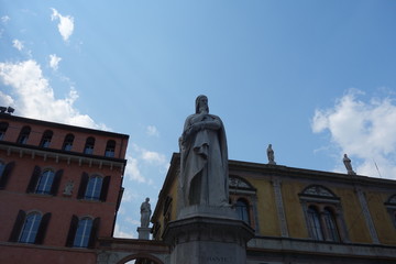 Fototapeta na wymiar Dante Alighieri Statue in Verona, Italy